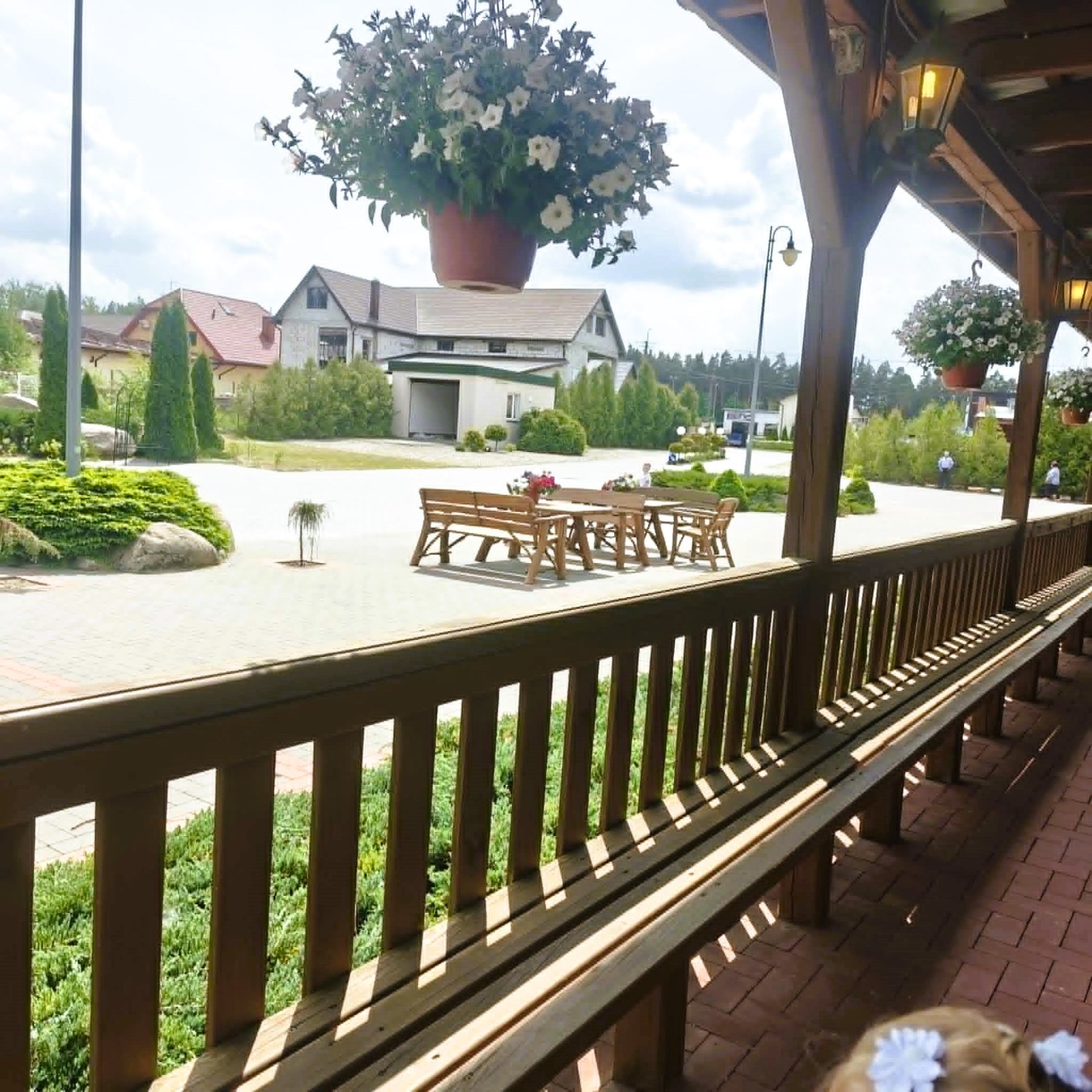 Sala w Turośli – taras z widokiem na zielony ogród przy sali