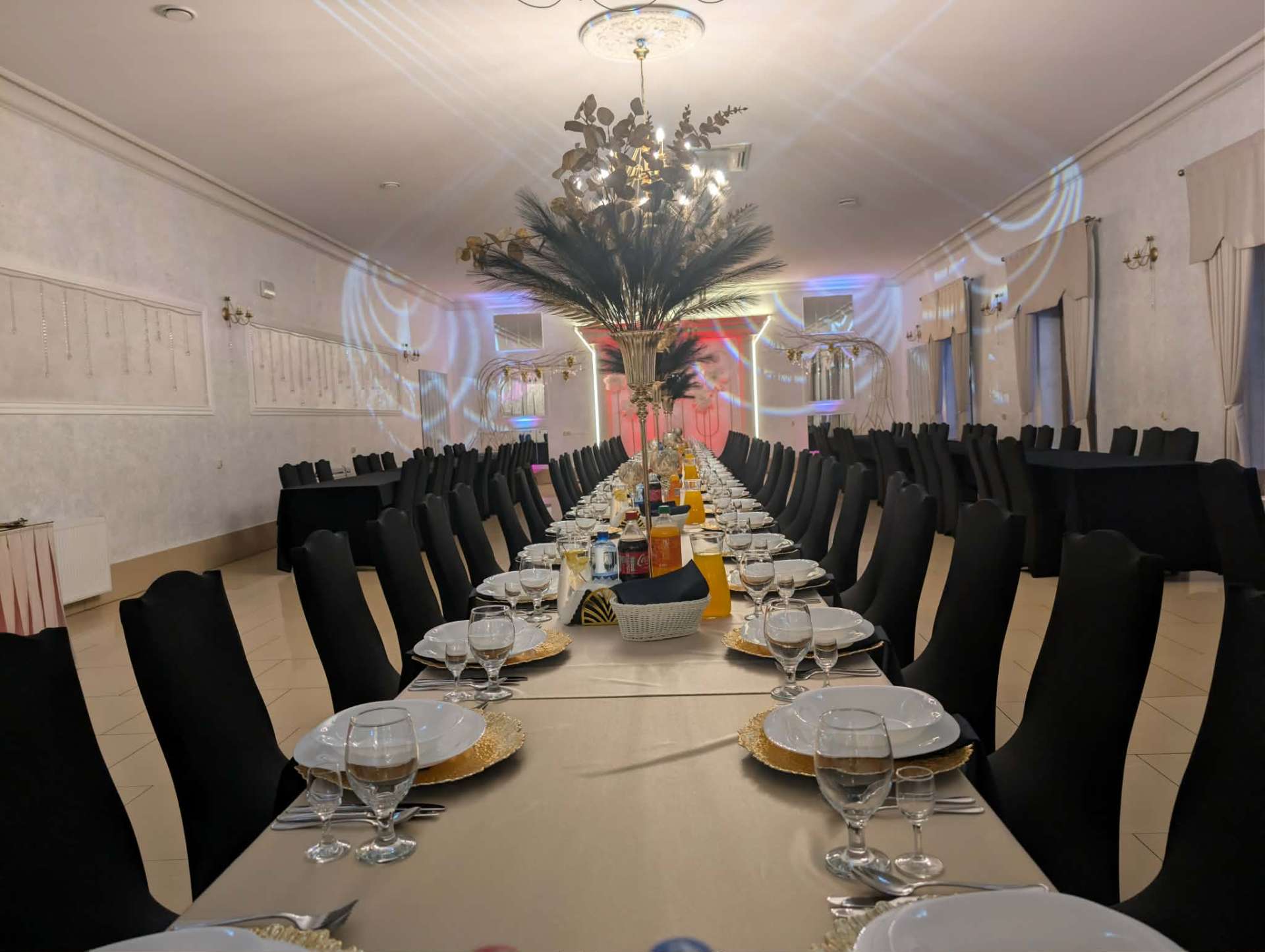 Eleganckie nakrycie z czarnymi krzesłami